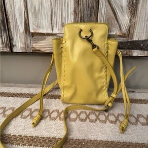 Adorable yellow faux Leather Crossbody Bag, NWOT!